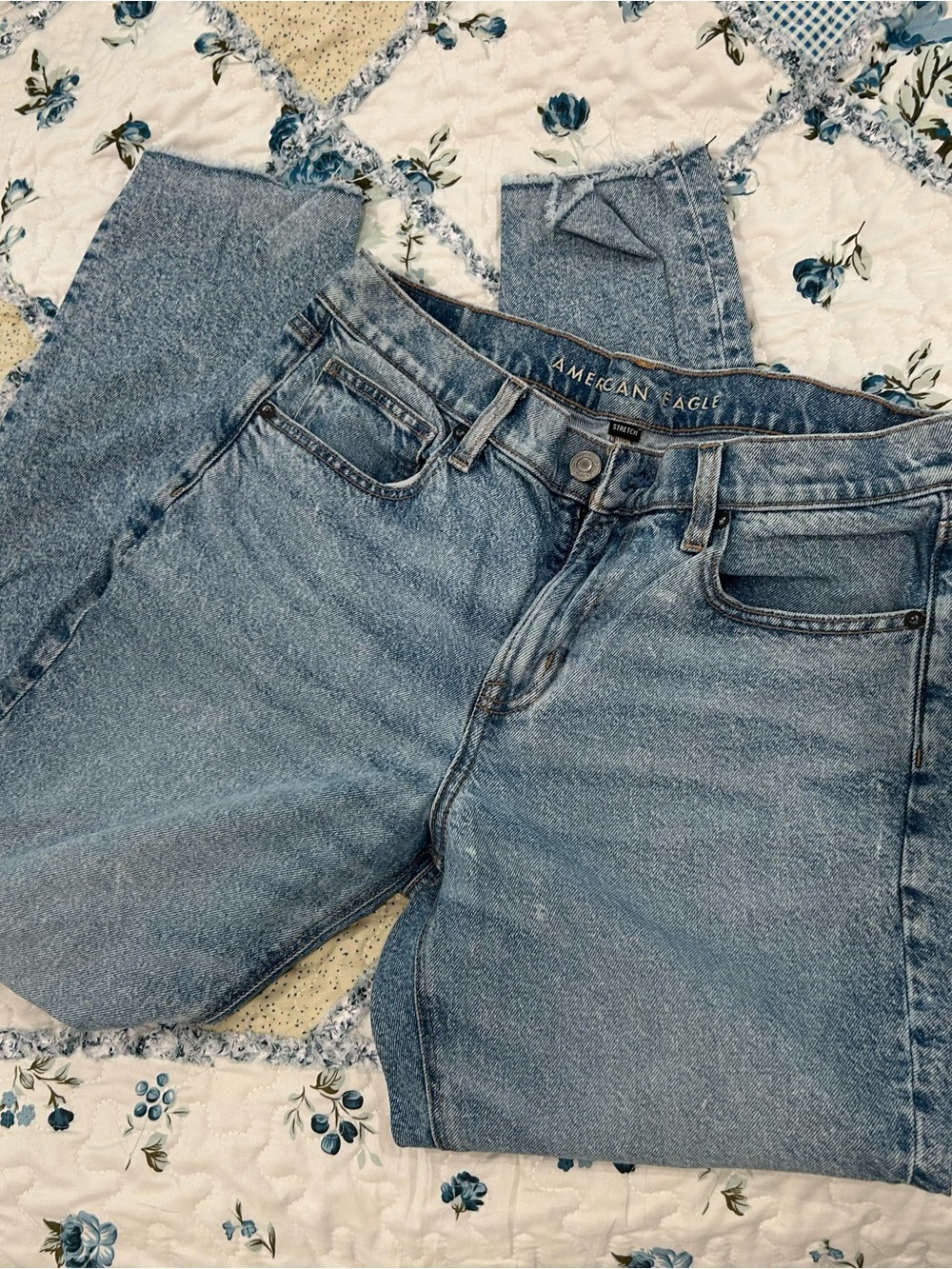 American Eagle Outfitters Light Wash High-Rise Women’s Jeans